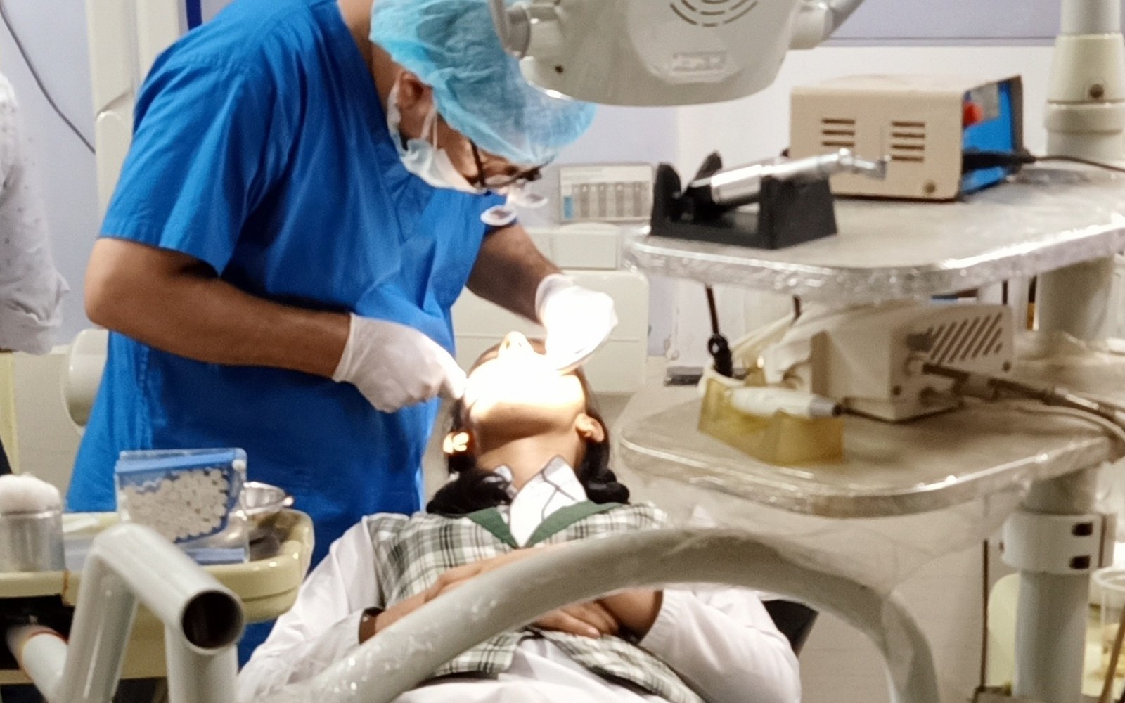 Illustrazione di una cura canalare endodontica